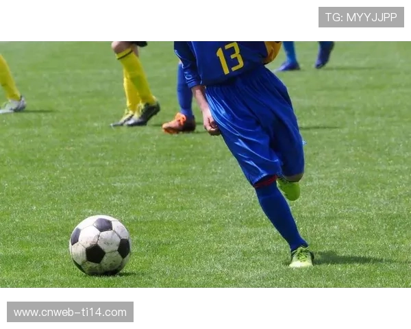 特写：暴雨中，布伦特福德门将拉亚连续三次关键扑救稳住局势